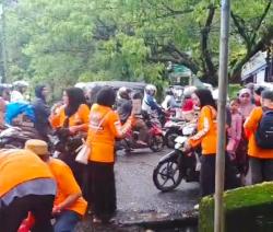 DPD Partai Gerakan Rakyat Kota Makassar Bagikan 500 Paket Takjil untuk Pengguna Jalan